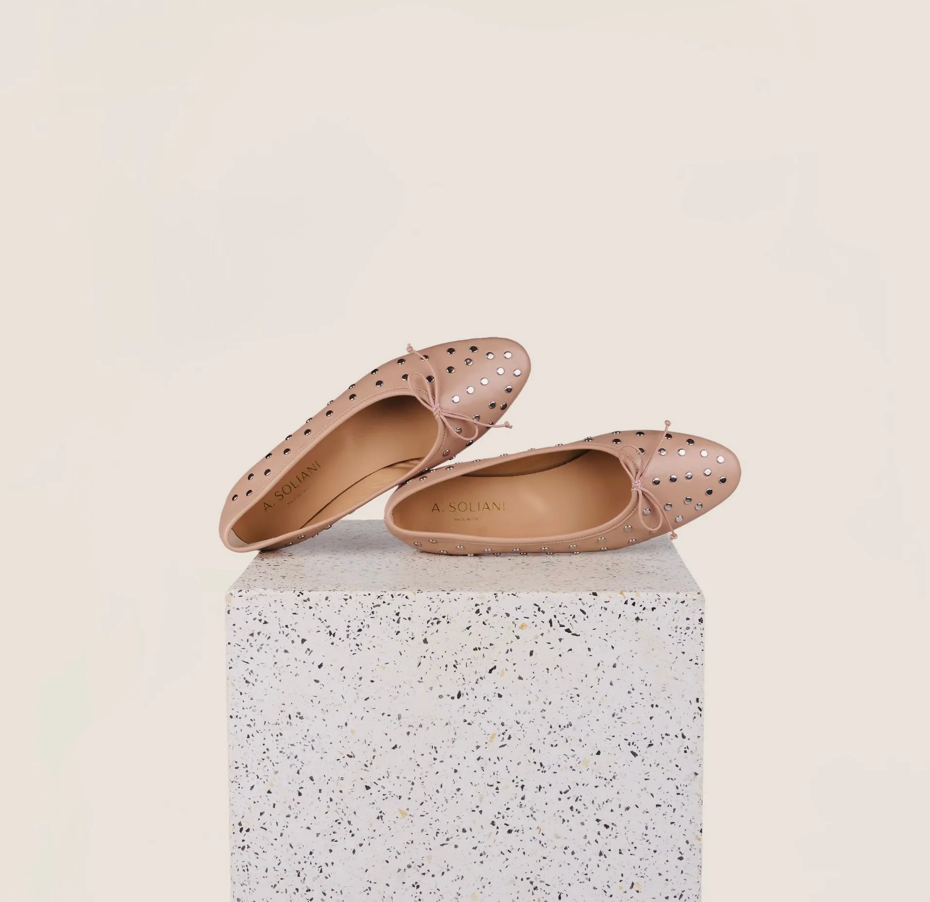 Como Studs-Beige Nude