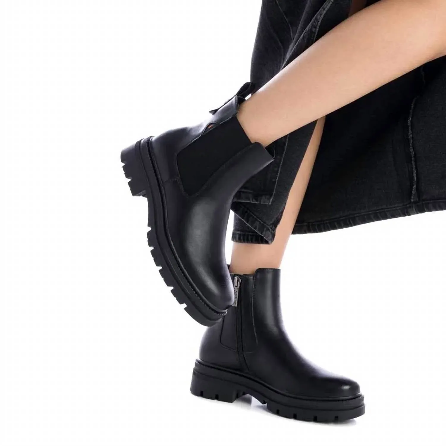 Women's Chelsea Boots In Black